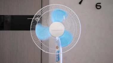 Bıçaklı yelpaze. Dairelerde soğutucu var. Klima pervanesi mavi, sıcak yaz konsepti.