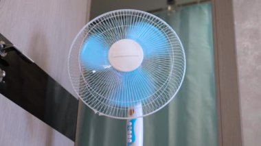 Bıçaklı yelpaze. Dairelerde soğutucu var. Klima pervanesi mavi, sıcak yaz konsepti