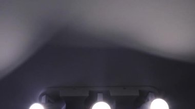  Spot ışığı olan tavan lambası. LED ampuller karanlıkta parlıyor. Elektrik kavramı.