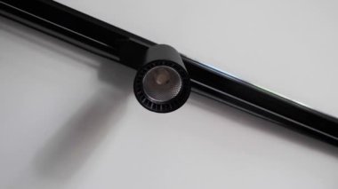 İz lamba siyah tavan. LED ampuller modern. Elektrik kavramı
