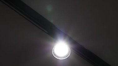 İz lamba siyah tavan. Parlayan modern ampuller. Elektrik kavramı.