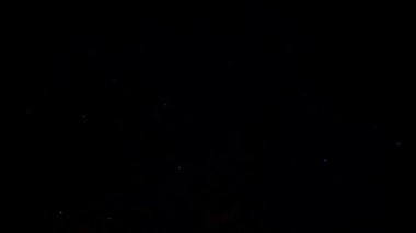 Yıldızlı gökyüzünün gece sürati, kamera hareketindeki yıldızlar, karanlıkta gökyüzü zaman aşımı..