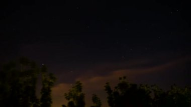 Gece gökyüzünün zaman kayması. Yıldızlar zaman aşımına uğruyor. Güzel gece, mor gece gökyüzü hareket ediyor