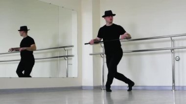 Caz dansı ya da bastonlu Caberet provası. Gangster şapkalı genç bir adam parmaklarını şaklatıyor. Yaratıcı dans blues adamı, siyah elbiseli..