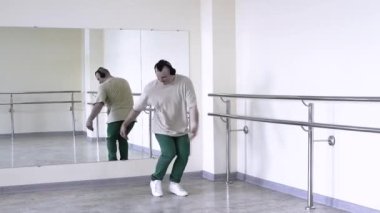 Müzik kulaklığı takan genç adam, yaratıcı bir sokak dansını zıplayarak yapıyor. Çılgın ergen, karizmatik. Adam hoplayıp zıplarken en sevdiği müziği dinliyor..