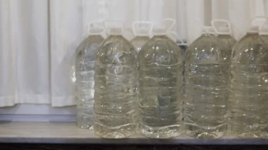 Plastik şişelerde su içmek su sıkıntısı çekmek. Dairelerdeki kilerde su depoluyor.