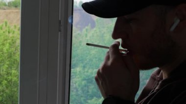 Nikotin solumak, kulaklıkla müzik dinlemek, pencerenin yanında sigara içmek, tütünü olan insanlarda depresyon.