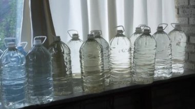 Bir sürü içme suyu, su kıtlığı, litrelerce su..