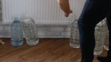 İnsanoğlu acil durum içme suyu depolama birikimi yapar. Bir sürü içme suyu, su kıtlığı, galon su.