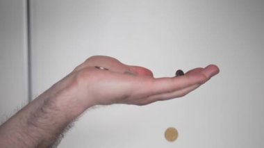  Düşen ve uçan para sikkeleri yavaş çekimde. Bir insanın eline daha çok para geçer. Finansal kriz konsepti. Para biriktiriyorum.