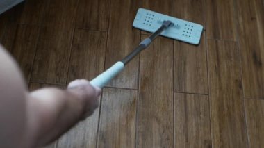 Yerleri paspaslarken, bir adam evde hijyen gözetiyor. Dairelerde ıslak bir bezle temizlik yapmak. Evdeki temizliği diyorum. Tozu yıka.