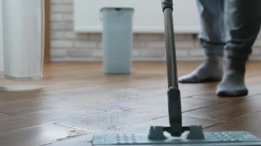 Yerleri paspaslayarak, bir insan evdeki temizlik ve temizliği sağlar. Dairelerde ıslak bir bezle temizlik yapmak. Tozu yıka..