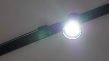 Tavanda benekli lamba izi var. Ağır çekimde kay. Elektrik avizesi, modern siyah