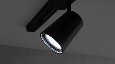 Tavanda benekli lamba izi var. Ağır çekimde kay. Elektrik avizesi, modern siyah