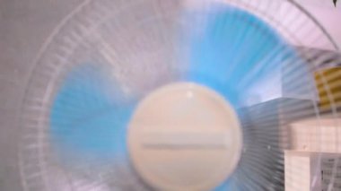 Bıçaklı vantilatör dairedeki havayı yavaş çekimde soğutuyor. Serinlik için yaz kliması. Sıcak Yaz.