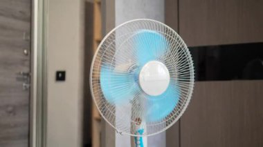 Bıçaklı yelpaze. Dairelerde soğutucu var. Klima pervanesi mavi, sıcak yaz konsepti.