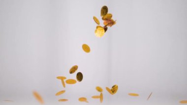 Yumuşak odaklanma. Altın paralar yavaş çekimde düşüyor..