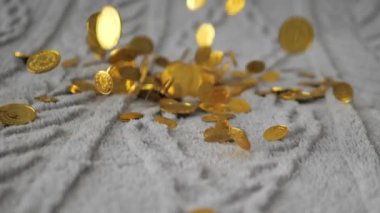 Altın sikkeler yavaş çekimde düşüyor. Finans konsepti. Altın kaplamalı paralar..