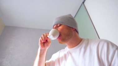 Kahveyi fincandan iç. Bir adam yoğun süt dolgulu gözleme yiyor. Ağır çekim. Tatlı ye.