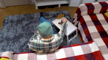 Mentollü şapkalı, ekose gömlekli, evde kahve içen şık bir adam. Oturma odasında sıcak bir iç mekanda cappuccino iç. Kahvaltıyı evde yaparız. Yavaş çekim