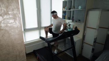  Kardiyo sporcusu antrenman sırasında egzersizlerle ısınıyor, koşu bandında ısınıyor. Eğitimde yürüyorum. yavaş çekim.