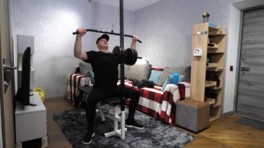 Dairelerdeki eğitim sırasında silah pompalamak. Evde spor salonundaki bir makinede egzersiz. Yavaş çekim