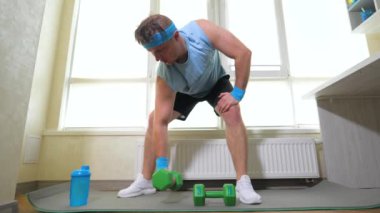 Kol kaslarını dambıllarla pompalıyorum. Eğitimini elinde dambıllarla yap. Spor salonunun paspasında dambıllar var..
