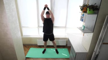 Eğitimde karın kaslarınızı şişirin, dizinizi vücudunuza doğru bükerek bacaklarınızı kaldırın. Evde spor salonunun paspası üzerinde çalışıyorum. Yağ yakma egzersizi