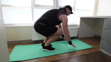 Fitness minderinde kardiyo çalışması. Evde yağ yakma egzersizi, ayaklarınızı kaldırarak uzanırken egzersiz. Yavaş çekim.