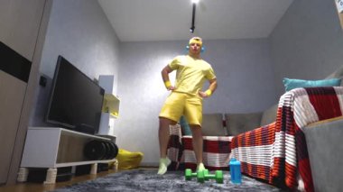 Ev antrenmanında bacak sallama. Evin iç kısımlarında antrenman yapıyorum. Genç bir sporcu. Yavaş çekim