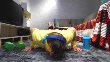 Sıkı çalışma. Genç bir atlet zor bir çabayla şınav çeker. Eğitim sırasında yorgun bir adam. Yavaş çekim.