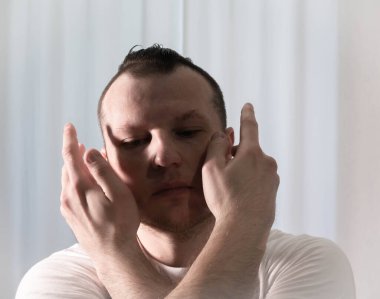 Dans eden el yakın plan poz verir. Modern klasik dans pozunda erkek eller. Erkek koreografisi