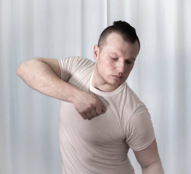 Dans eden el yakın plan poz verir. Modern klasik dans pozunda erkek eller. Erkek koreografisi