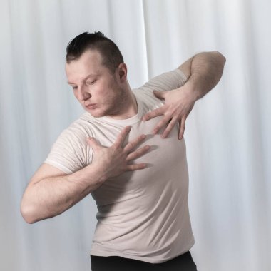 Dans eden el yakın plan poz verir. Modern klasik dans pozunda erkek eller. Erkek koreografisi