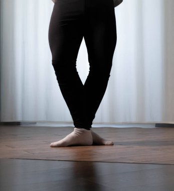 Bale dansı stüdyoda poz veriyor. Erkek dansçı antrenman sırasında ısınır..