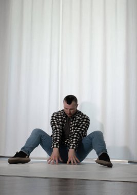 Beyaz arka planda dans eden genç adam. Ekose gömlekle modern dans. Spor plastik hareketler kollar, bacaklar ve gövde.