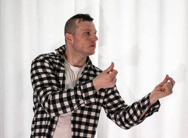 Beyaz arka planda dans eden genç adam. Ekose gömlekle modern dans. Spor plastik hareketler kollar, bacaklar ve gövde.