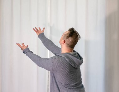 Genç dansçı poz veriyor. Gündelik kıyafetlerle modern bir dans sergileyen bir adam..