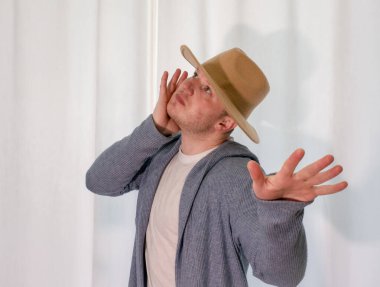 Genç dansçı poz veriyor. Gündelik kıyafetlerle modern bir dans sergileyen bir adam..