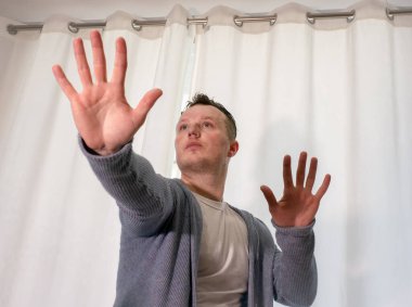 Genç dansçı poz veriyor. Gündelik kıyafetlerle modern bir dans sergileyen bir adam..