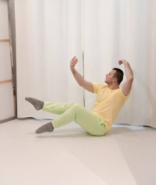 Erkek koreografisi stüdyoda hareket halinde. Dans stüdyosunda dans eden genç adam.