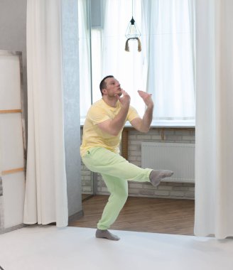 Erkek koreografisi stüdyoda hareket halinde. Dans stüdyosunda dans eden genç adam.