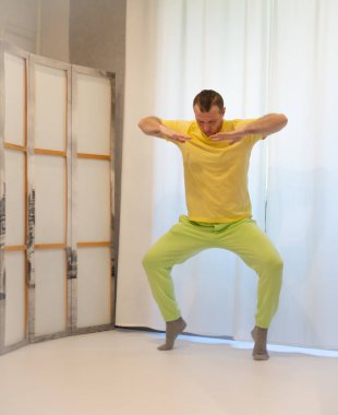 Erkek koreografisi stüdyoda hareket halinde. Dans stüdyosunda dans eden genç adam.