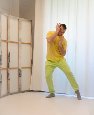 Erkek koreografisi stüdyoda hareket halinde. Dans stüdyosunda dans eden genç adam.