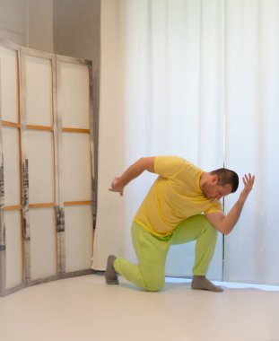 Erkek koreografisi stüdyoda hareket halinde. Dans stüdyosunda dans eden genç adam.