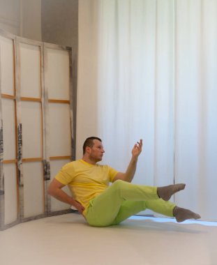 Erkek koreografisi stüdyoda hareket halinde. Dans stüdyosunda dans eden genç adam.