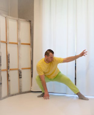 Erkek koreografisi stüdyoda hareket halinde. Dans stüdyosunda dans eden genç adam.