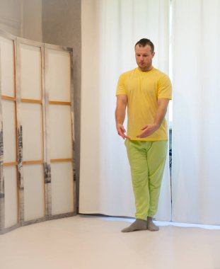 Erkek koreografisi stüdyoda hareket halinde. Dans stüdyosunda dans eden genç adam.