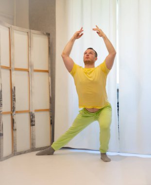 Erkek koreografisi stüdyoda hareket halinde. Dans stüdyosunda dans eden genç adam.