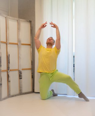 Erkek koreografisi stüdyoda hareket halinde. Dans stüdyosunda dans eden genç adam.